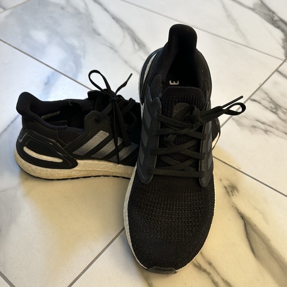 Adidas “PrimeBlue” Ultraboost women’s sneaker- size 9 - Picture 4 of 11